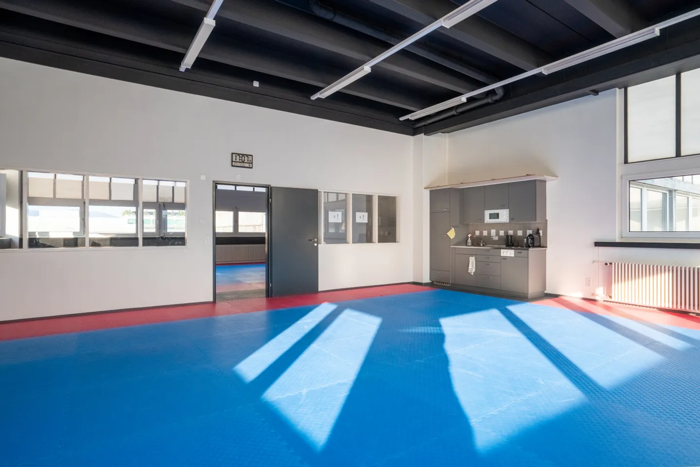 Storage, Production and Office Premises in a Prime Location - Photo 6 of 10