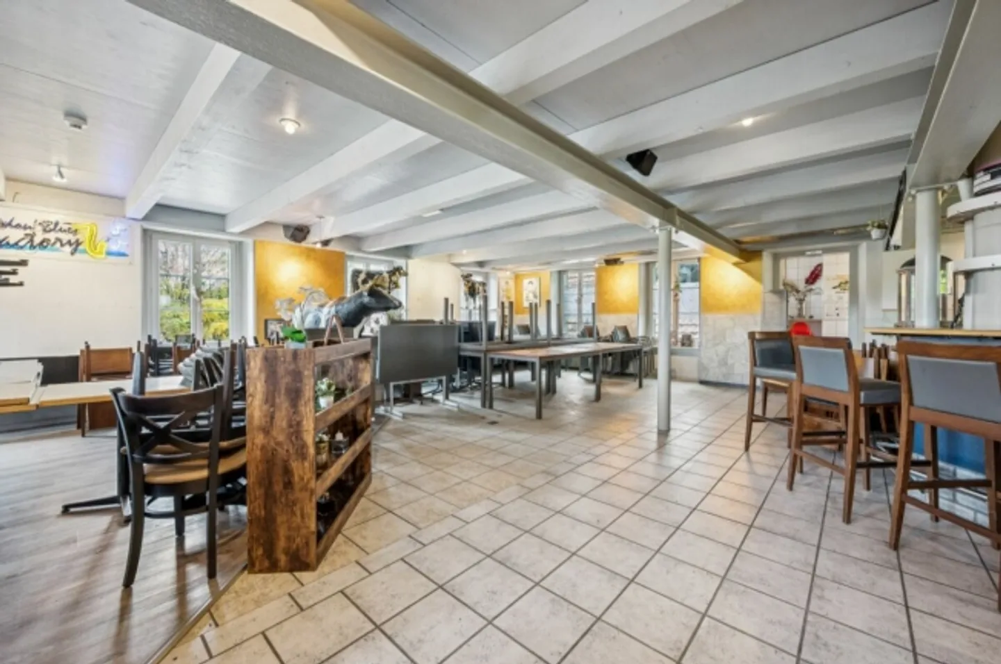 Proprietà attraente con ristorante e ampio parcheggio - Foto 3 di 13