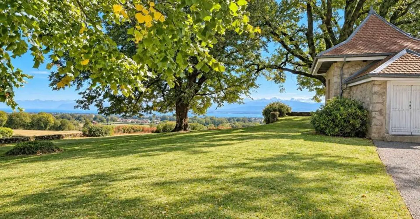 Una vita da castello nel cuore della natura con vista sul lago - Foto 8 di 10