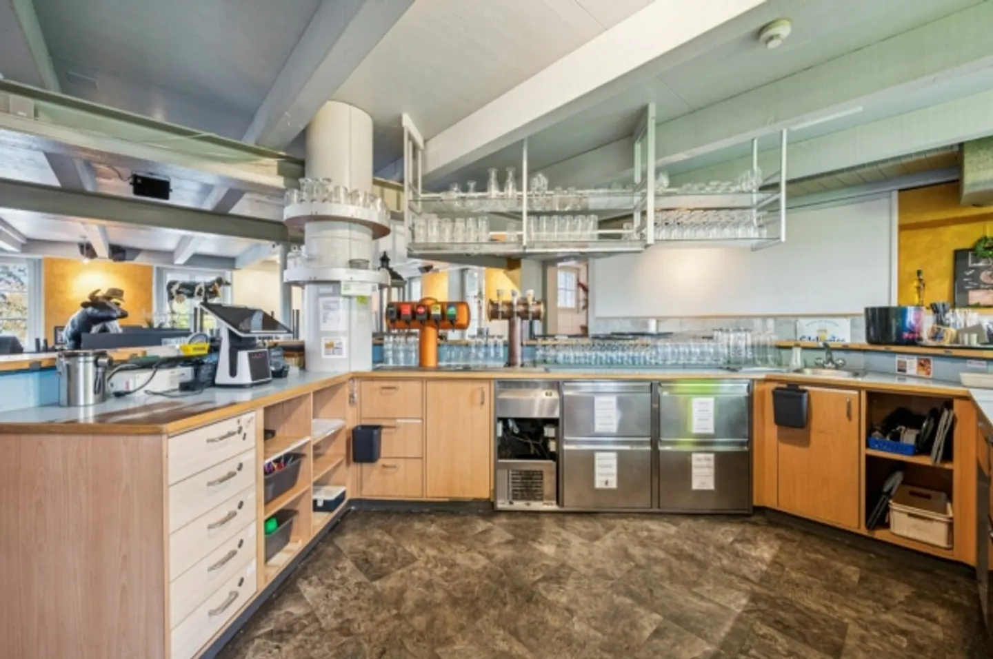 Proprietà attraente con ristorante e ampio parcheggio - Foto 5 di 13