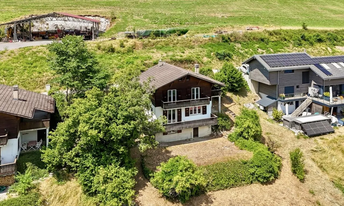Vista panoramica e fascino autentico: Un chalet da reinventare - Foto 2 di 13