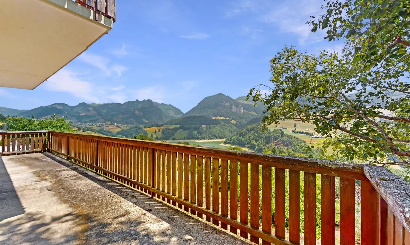 Vista panoramica e fascino autentico: Un chalet da reinventare - Foto 3 di 13