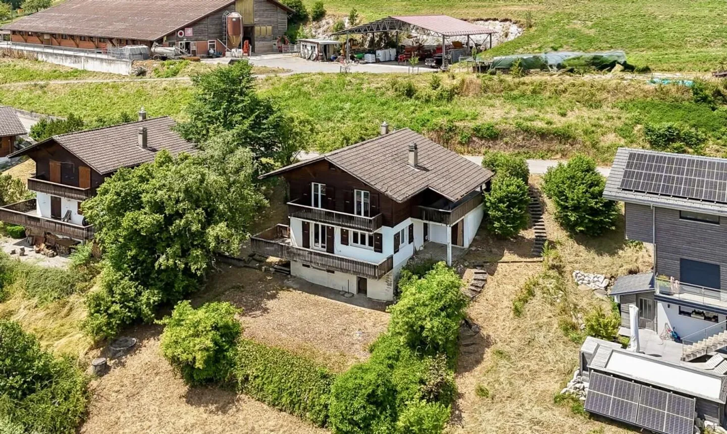 Vista panoramica e fascino autentico: Un chalet da reinventare - Foto 4 di 13