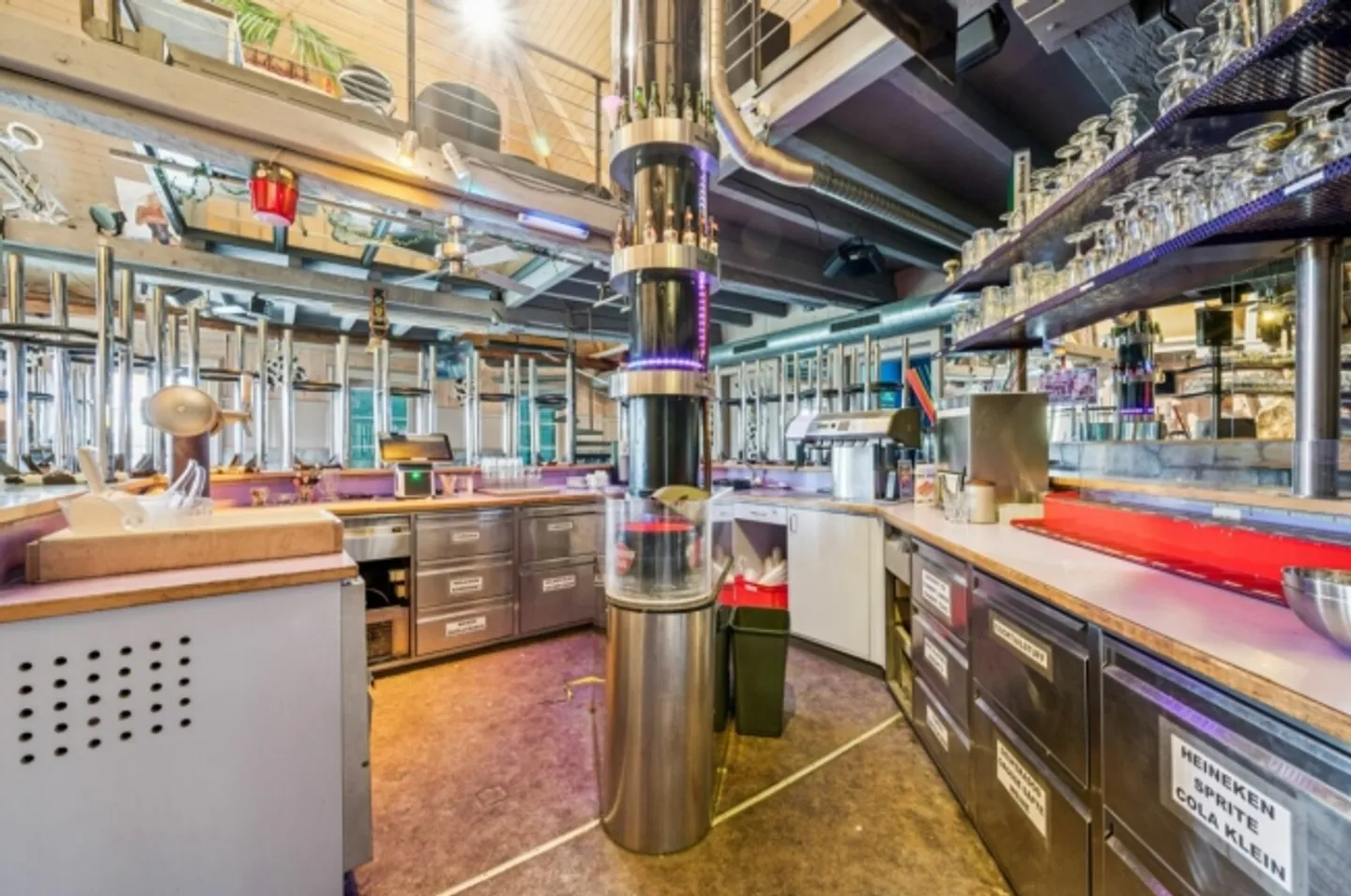 Proprietà attraente con ristorante e ampio parcheggio - Foto 7 di 13