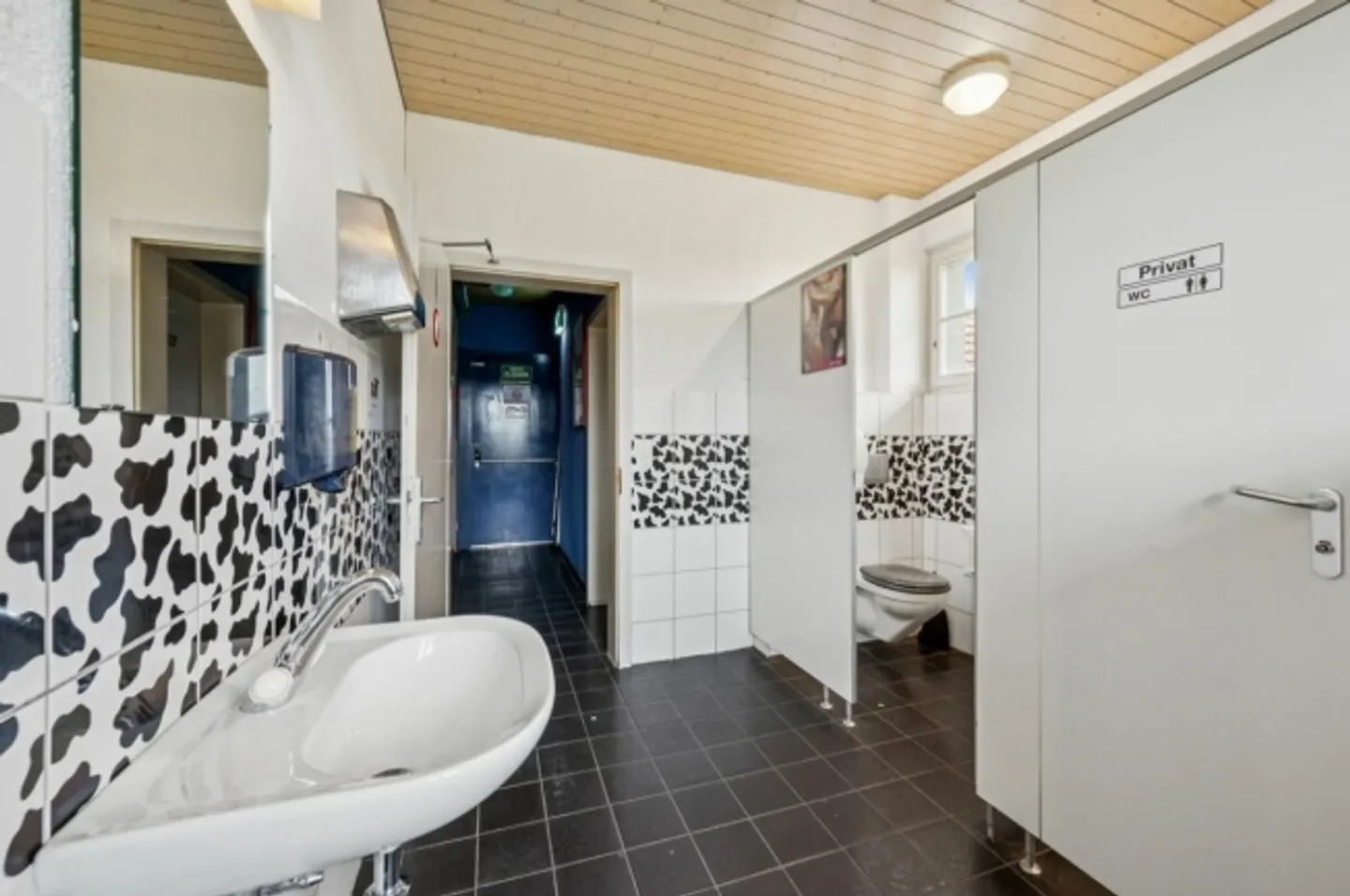 Proprietà attraente con ristorante e ampio parcheggio - Foto 9 di 13