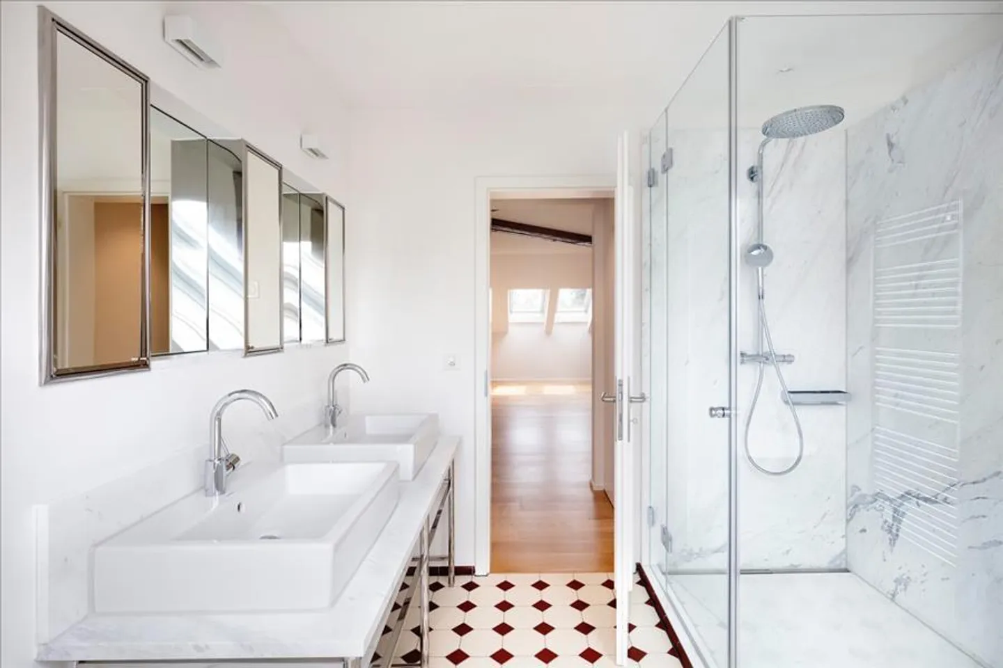 Appartement en attique avec rooftop privé - Photo 9 sur 10