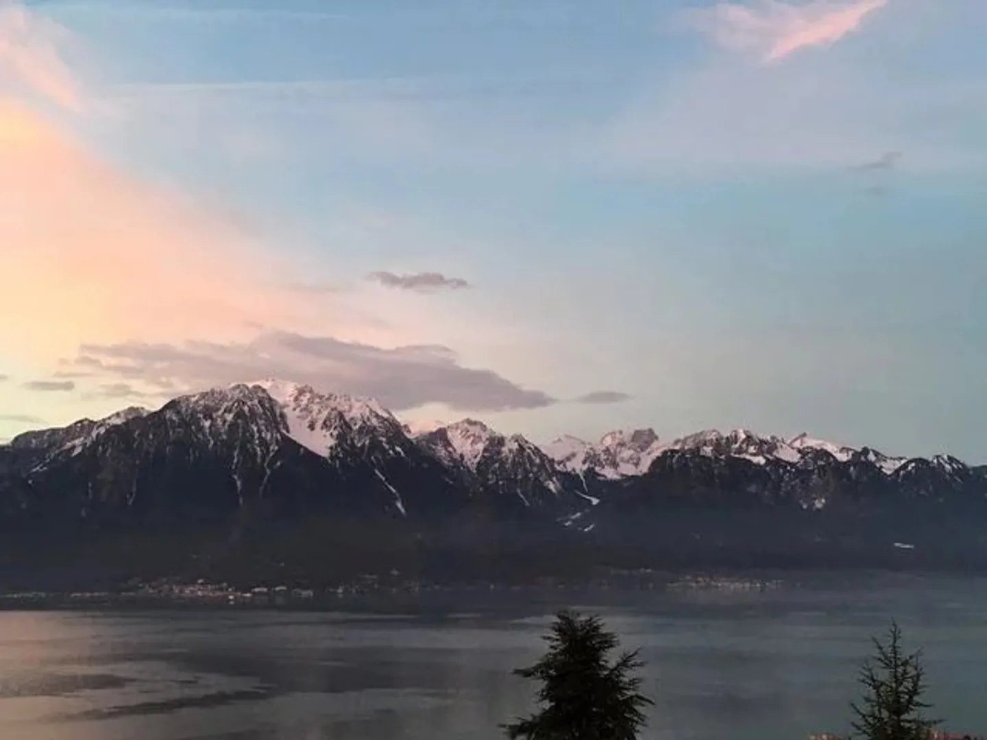 Français : Appartement de 4.5 pièces au 2ème étage avec vue sur le lac et montagnes.   English : 4.5-room flat on the 2nd floor with views of the lake and mountains. - Photo 2 sur 9