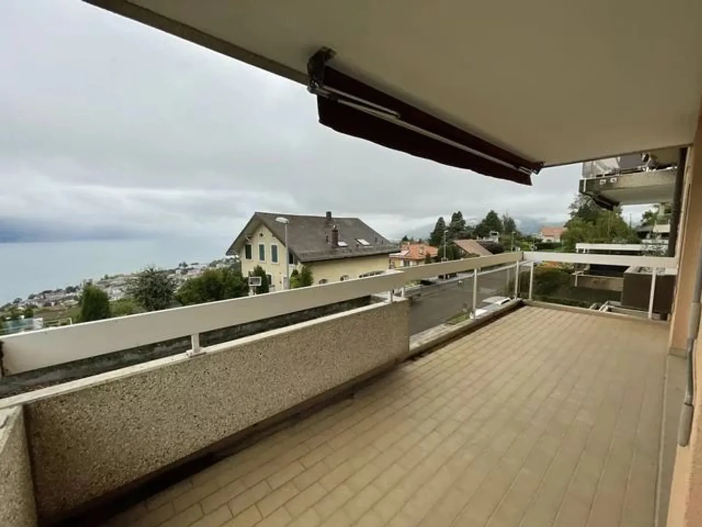 Français : Appartement de 4.5 pièces au 2ème étage avec vue sur le lac et montagnes.   English : 4.5-room flat on the 2nd floor with views of the lake and mountains. - Photo 3 sur 9