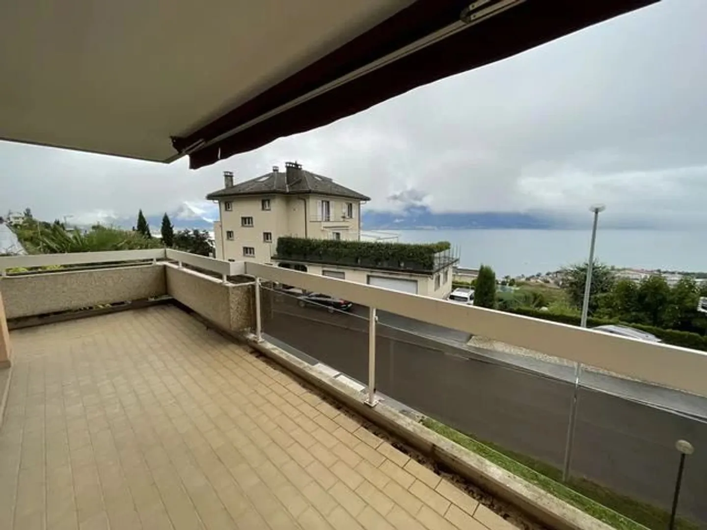 Français : Appartement de 4.5 pièces au 2ème étage avec vue sur le lac et montagnes.   English : 4.5-room flat on the 2nd floor with views of the lake and mountains. - Photo 4 sur 9