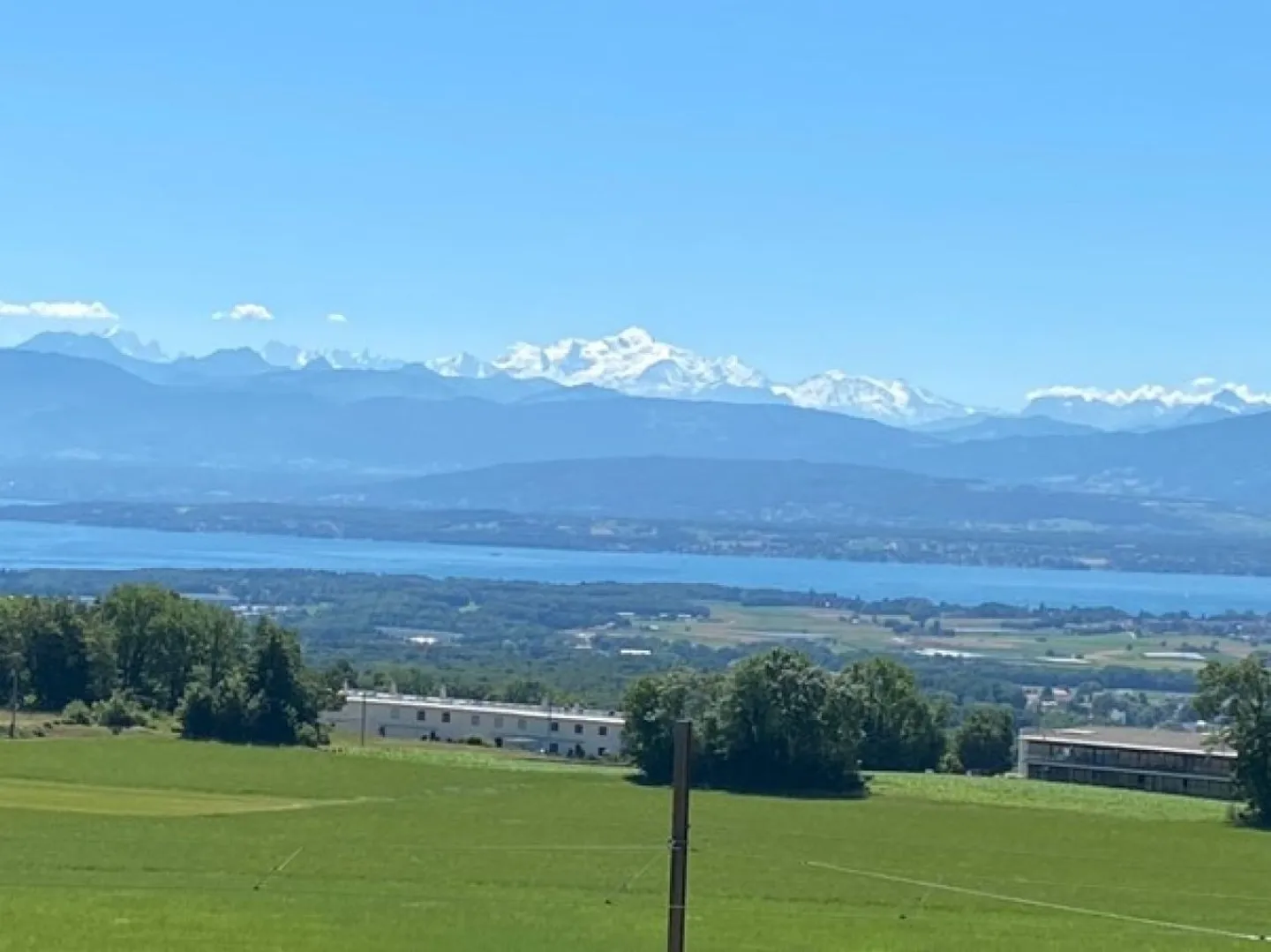 Beautiful semi-detached house with 5.5 rooms and breathtaking views of Lake Geneva and the Mont Blanc group - Photo 1 of 11