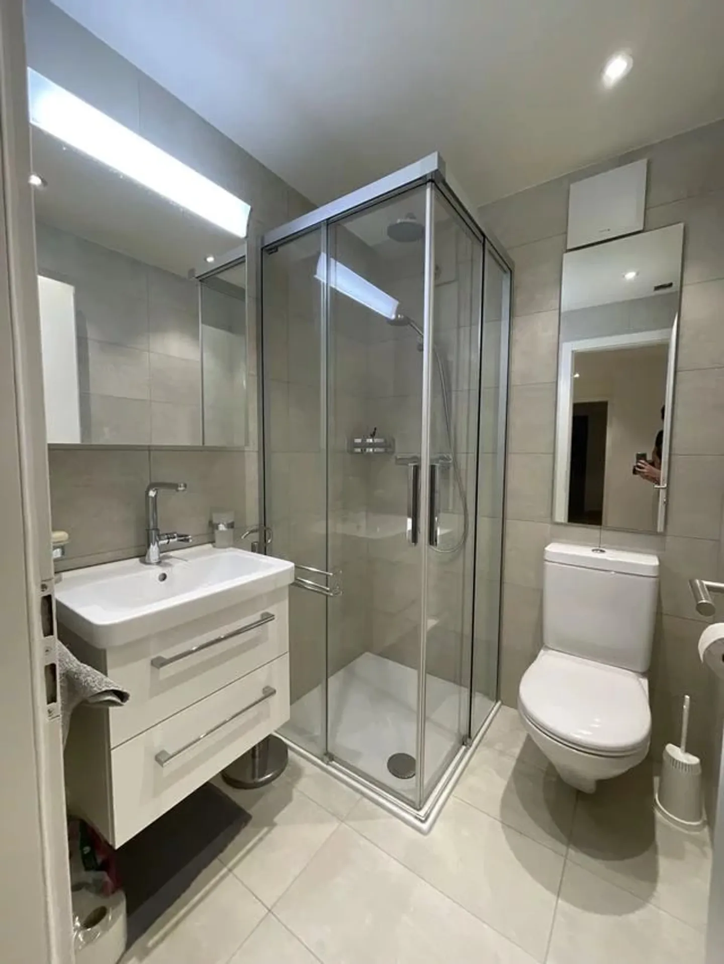 Français : Appartement de 4.5 pièces au 2ème étage avec vue sur le lac et montagnes.   English : 4.5-room flat on the 2nd floor with views of the lake and mountains. - Photo 6 sur 9