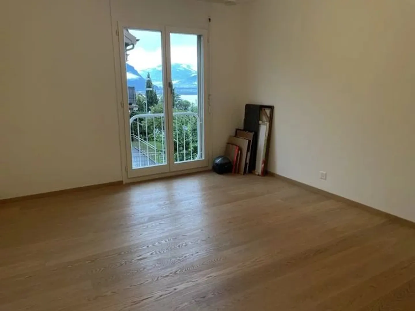 Français : Appartement de 4.5 pièces au 2ème étage avec vue sur le lac et montagnes.   English : 4.5-room flat on the 2nd floor with views of the lake and mountains. - Photo 7 sur 9