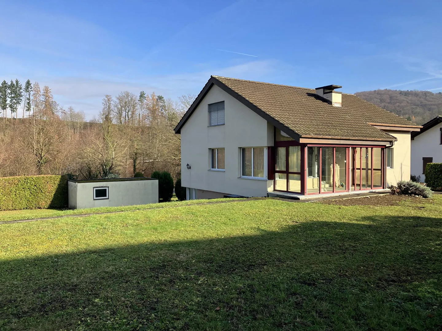 Charmantes 5 1/2 - Zimmer Einfamilienhaus mit zwei Garagen - Photo 1 of 24