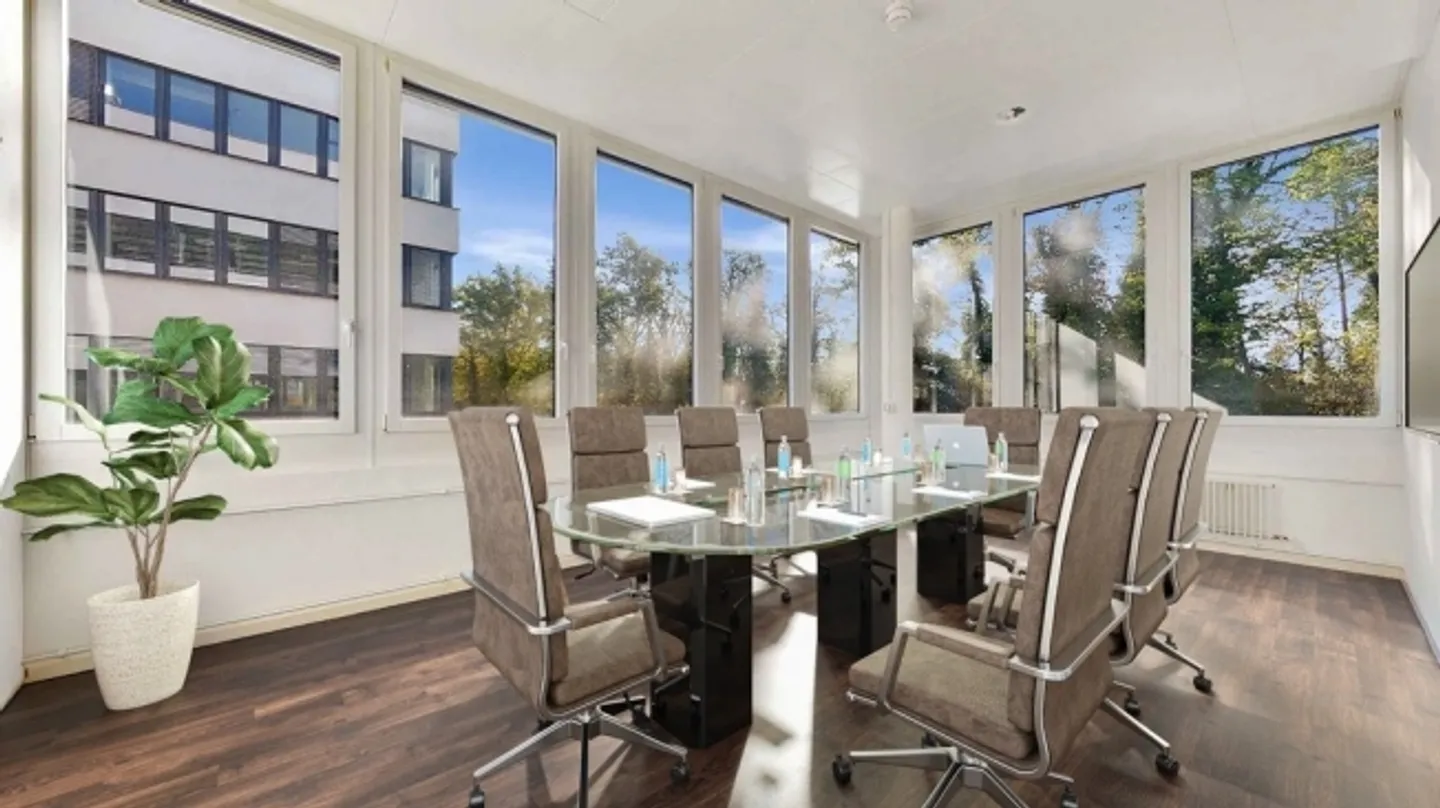 Bureaux/commerciaux spacieux et lumineux à Reinach - Photo 2 sur 9