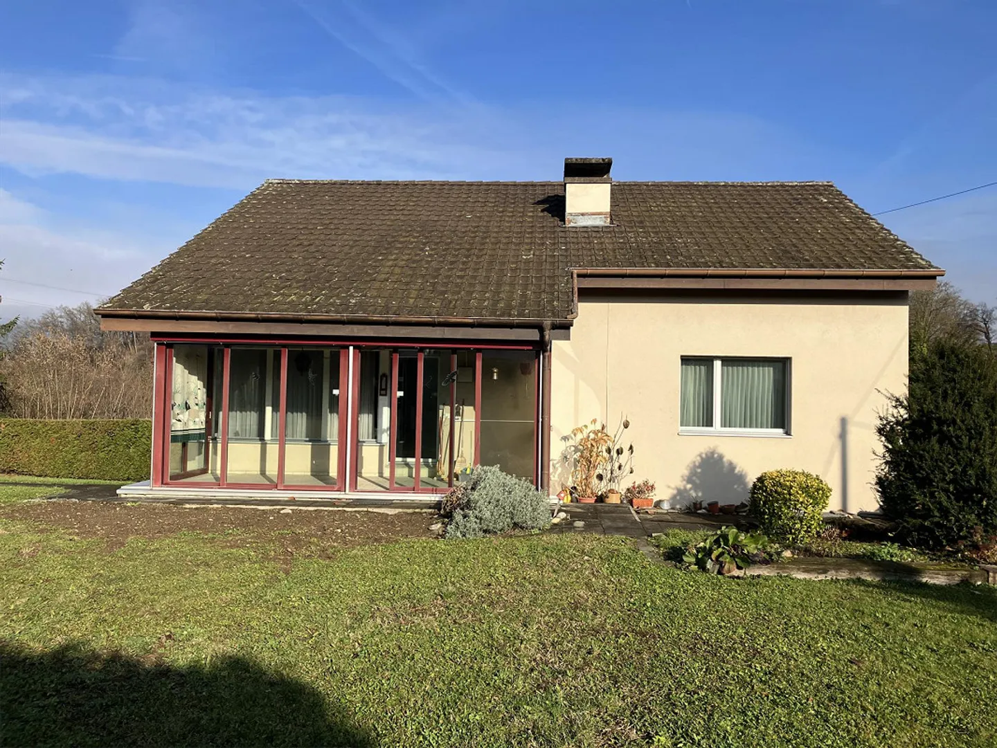 Charmantes 5 1/2 - Zimmer Einfamilienhaus mit zwei Garagen - Photo 2 of 24