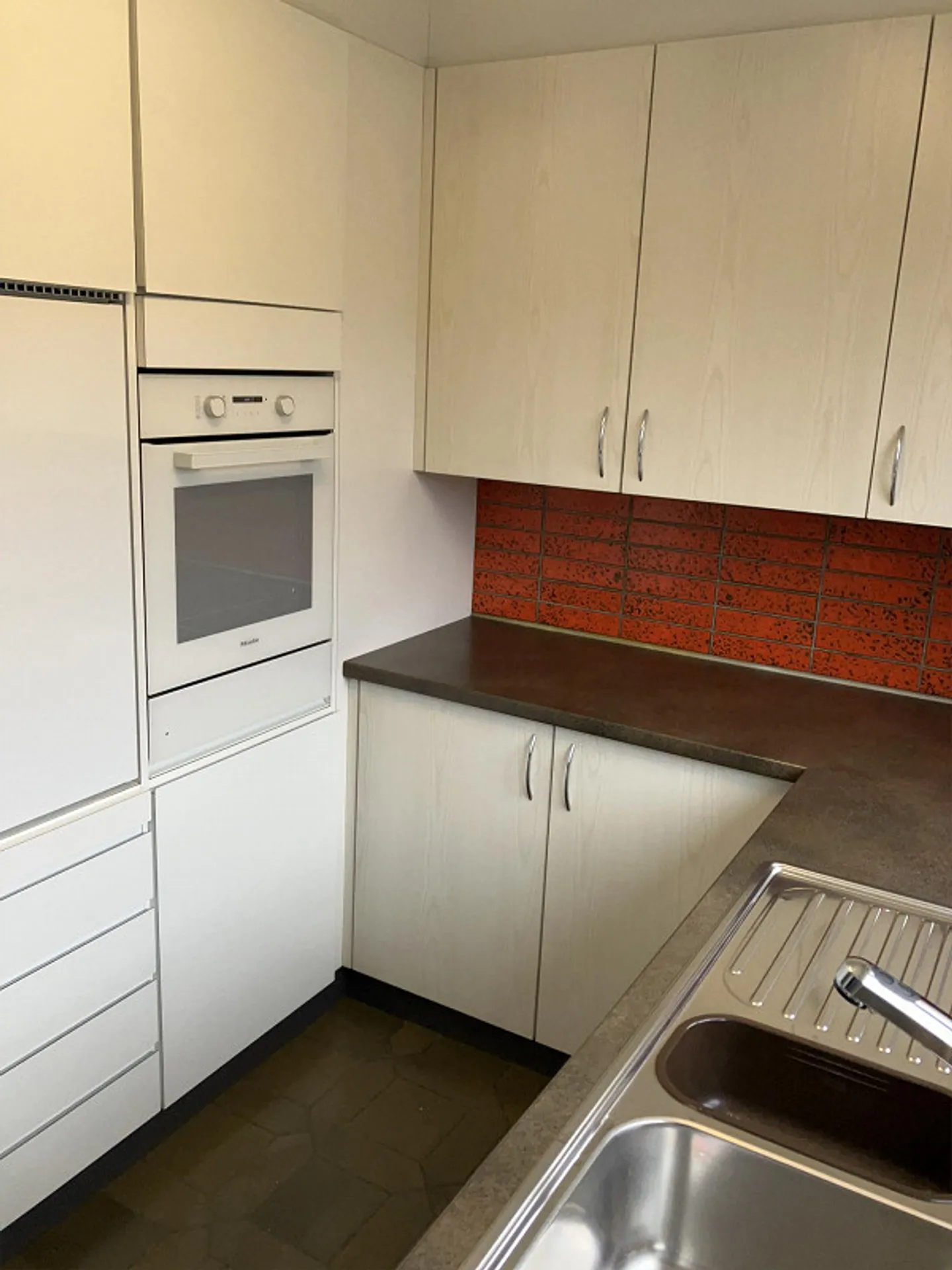 Charmantes 5 1/2 - Zimmer Einfamilienhaus mit zwei Garagen - Photo 19 of 24