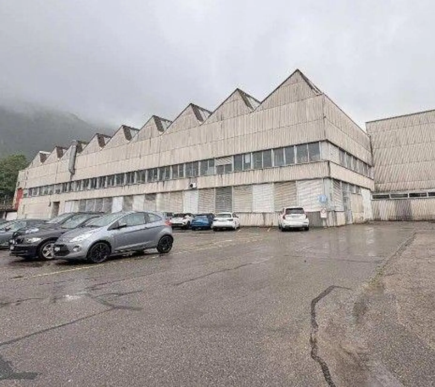 *Workshops, offices, warehouses* - Photo 2 of 13