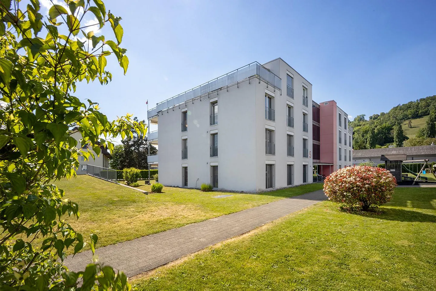 Attractive 4.5-room condominium with large garden terrace - Photo 3 of 15