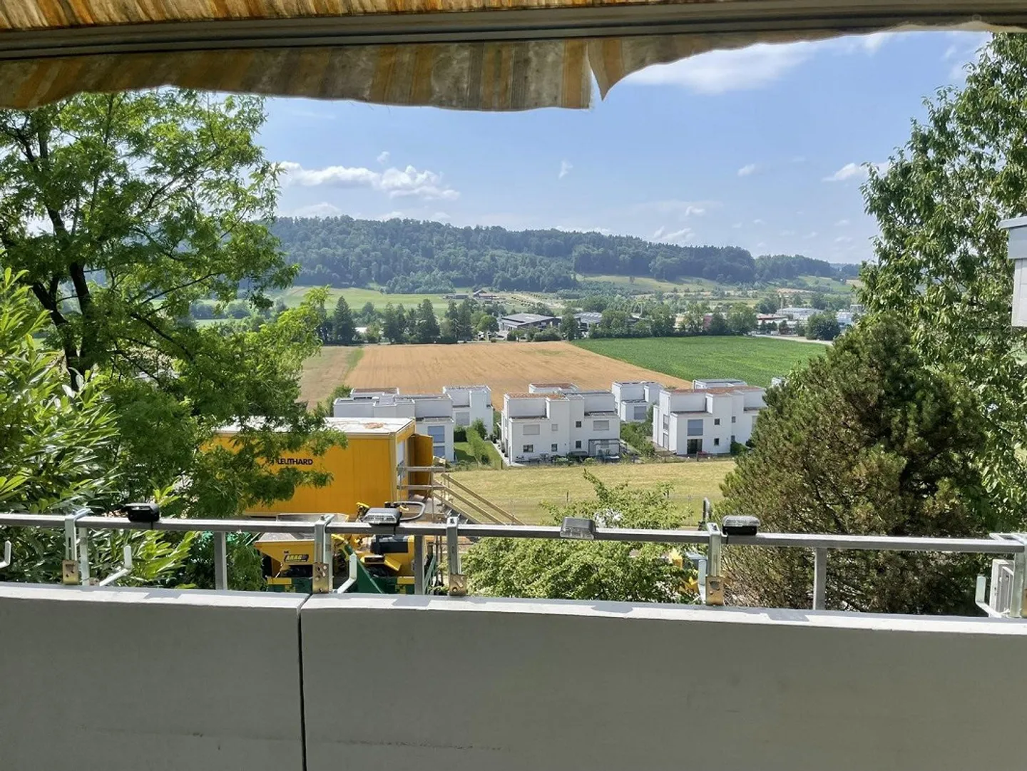 Limited 4-room apartment on the 1st floor - Photo 1 of 13