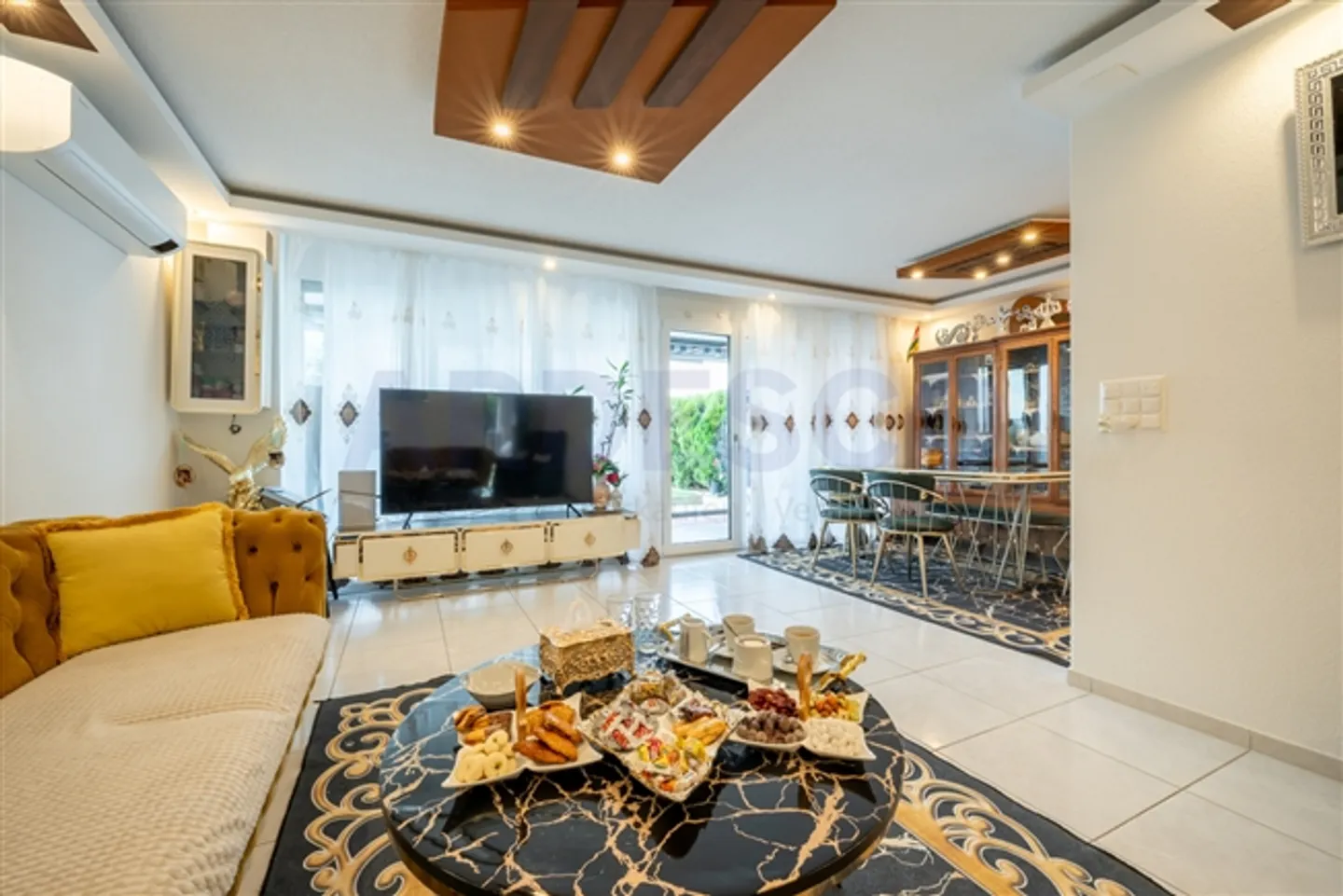 Family-friendly living with garden idyll - Photo 2 of 10