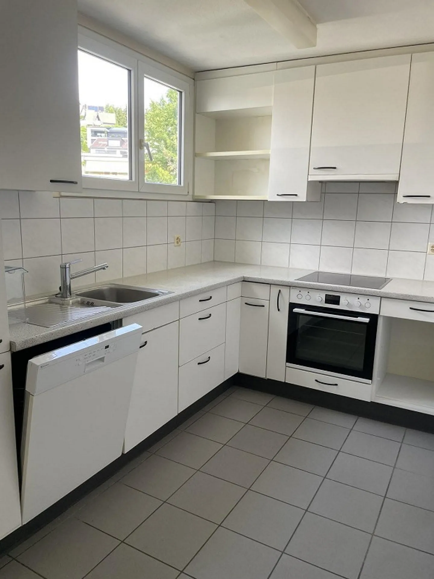 Limited 4-room apartment on the 1st floor - Photo 8 of 13