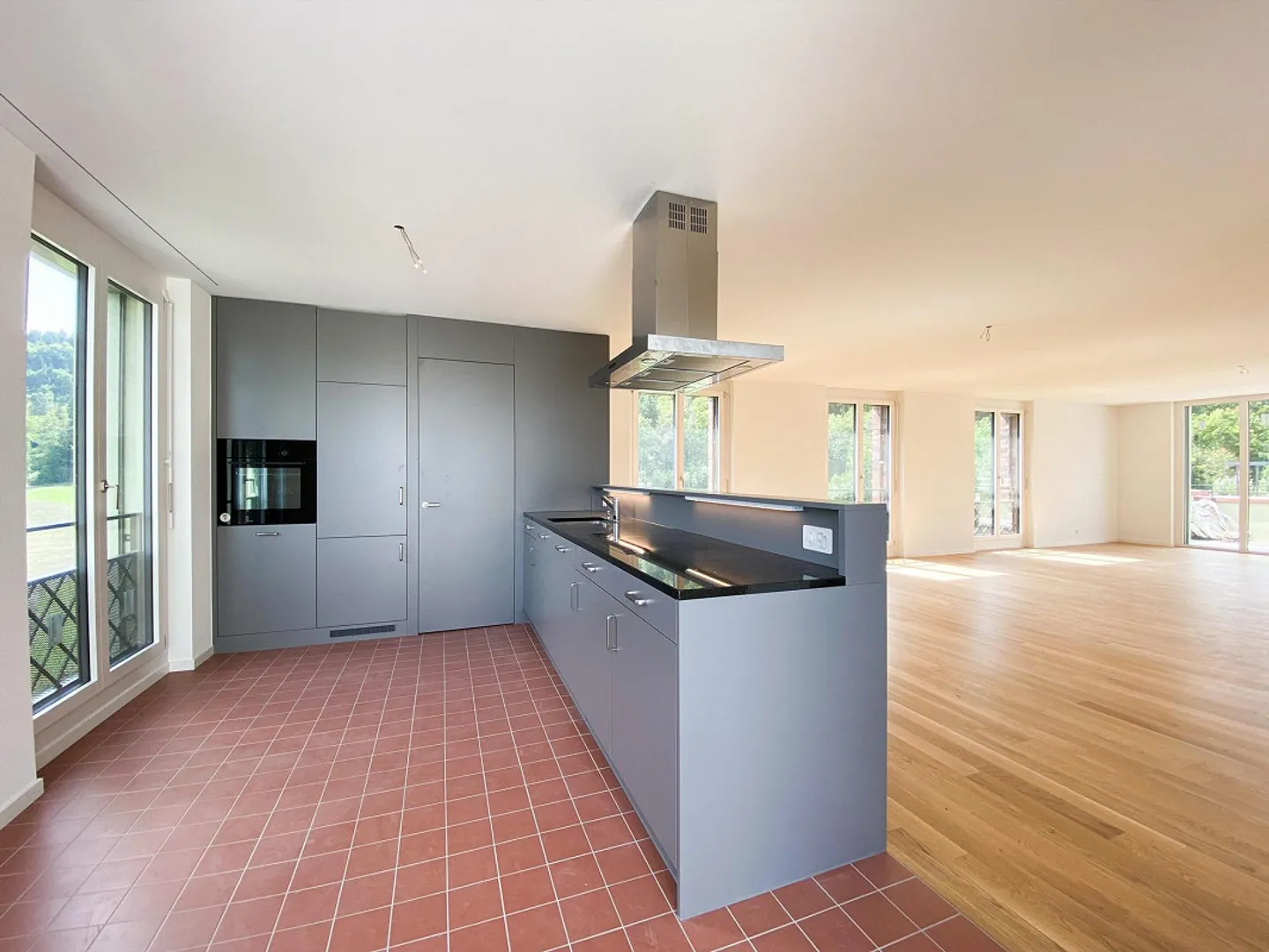 Appartement lumineux de 3,5 pièces dans un emplacement privilégié - Photo 2 sur 10