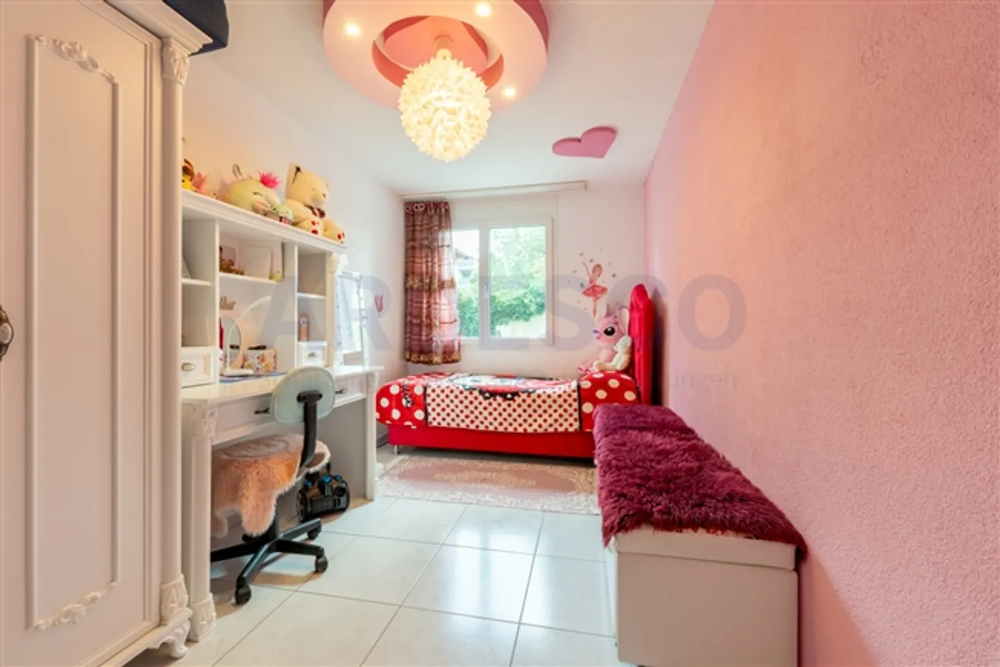 Family-friendly living with garden idyll - Photo 6 of 10