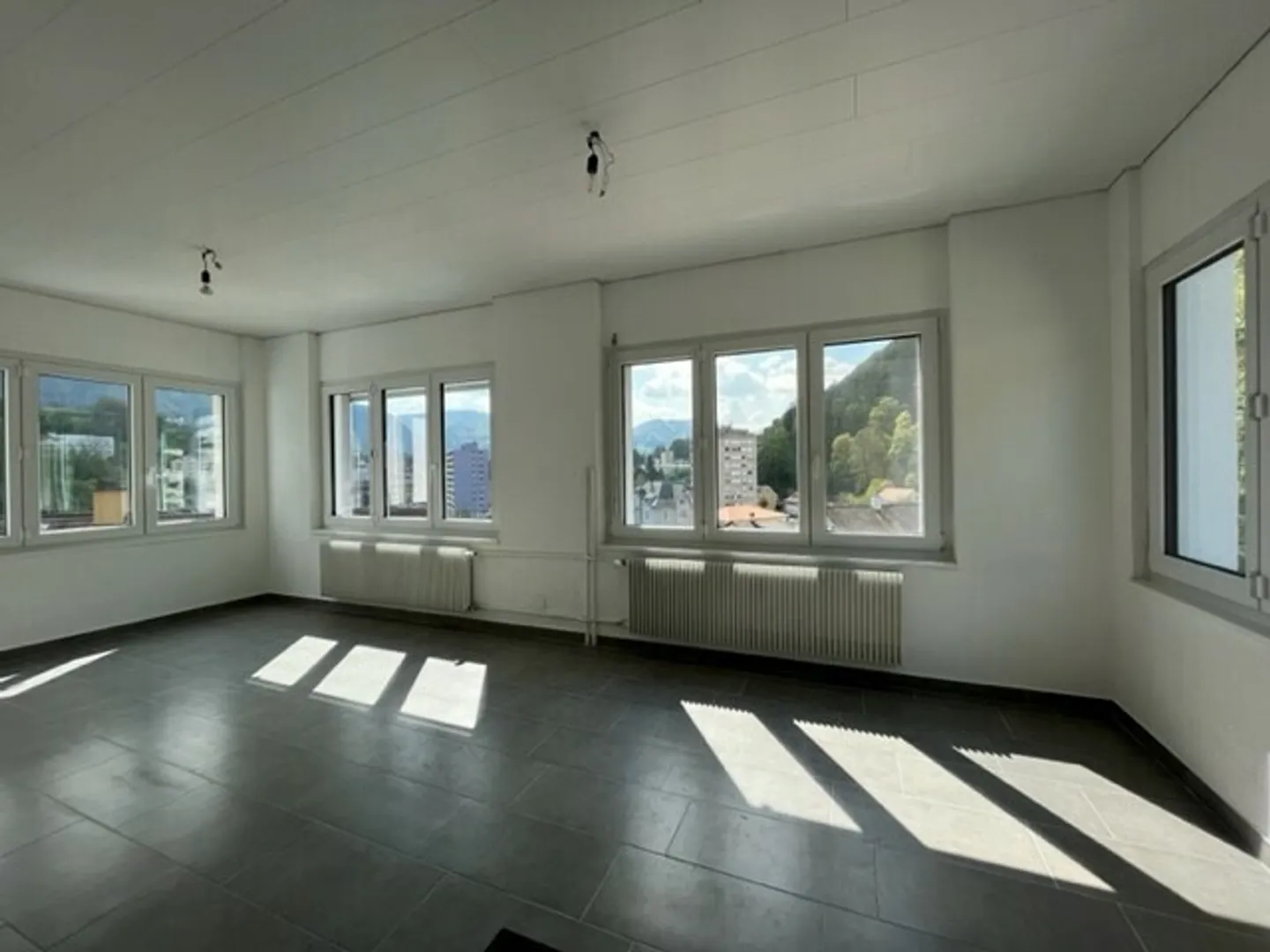 Rue du Crêt 4, Appartement 5 1/2 Pièces - Photo 3 sur 8