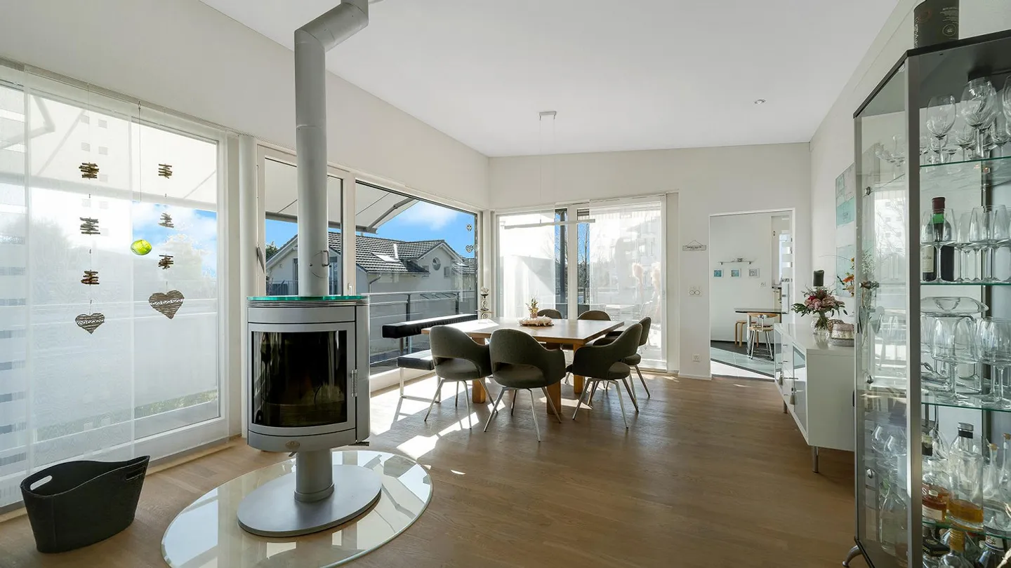 Elegantes Wohnambiente mit Garten, Terrasse und Extras - Foto 1 von 4