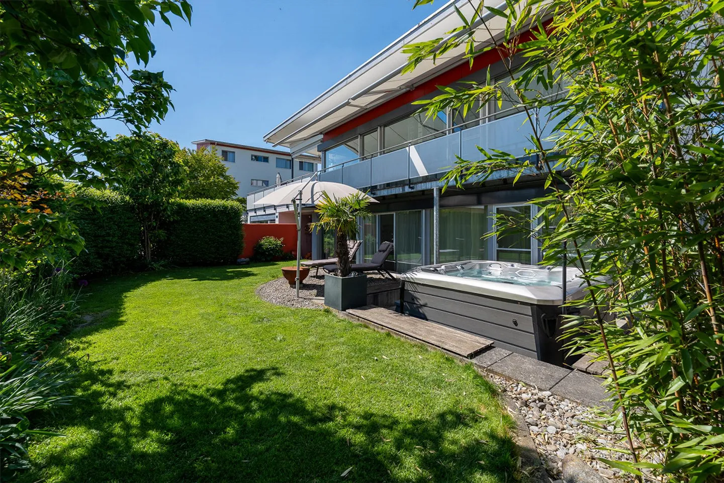 Elegantes Wohnambiente mit Garten, Terrasse und Extras - Foto 2 von 4