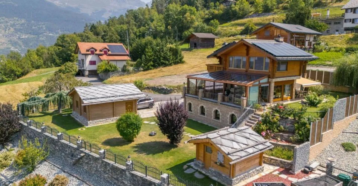 Chalet mit außergewöhnlichem Panorama, das von Liebe und Leidenschaft geprägt ist - Foto 1 von 13