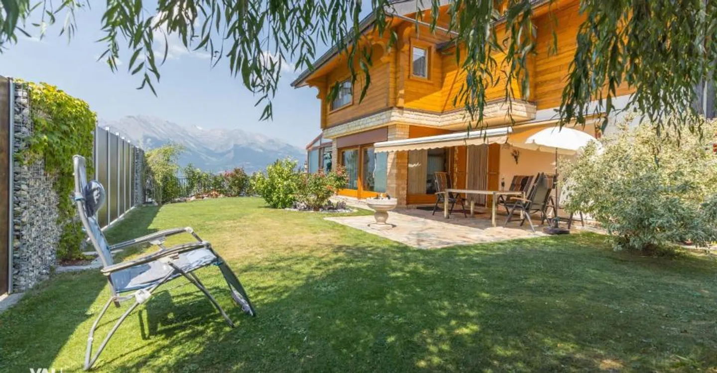 Chalet mit außergewöhnlichem Panorama, das von Liebe und Leidenschaft geprägt ist - Foto 2 von 13