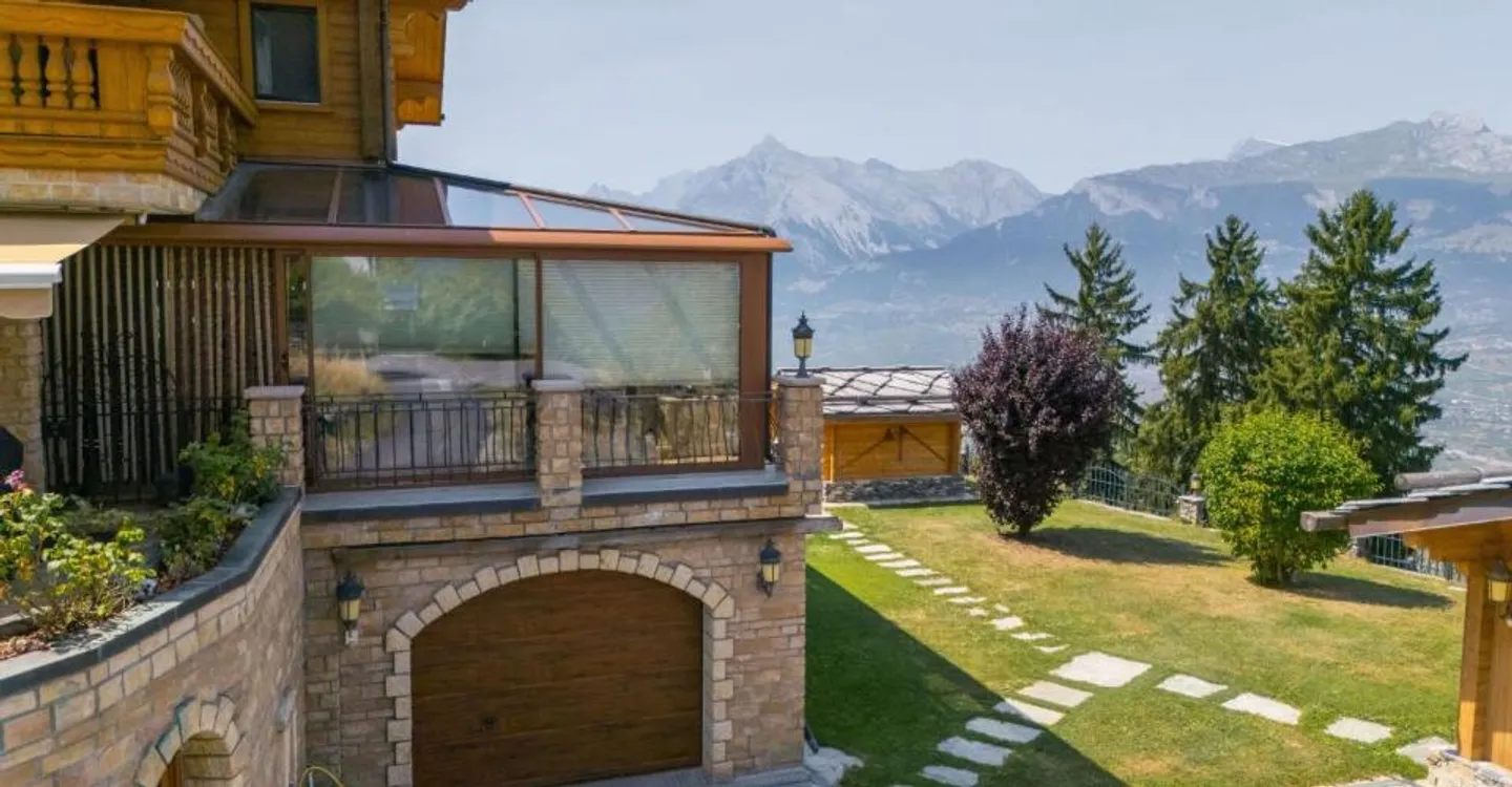 Chalet mit außergewöhnlichem Panorama, das von Liebe und Leidenschaft geprägt ist - Foto 3 von 13