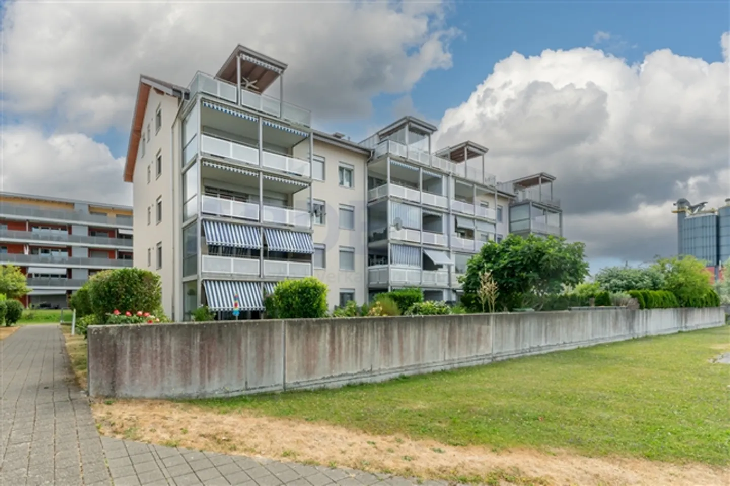 Family-friendly living with garden idyll - Photo 9 of 10