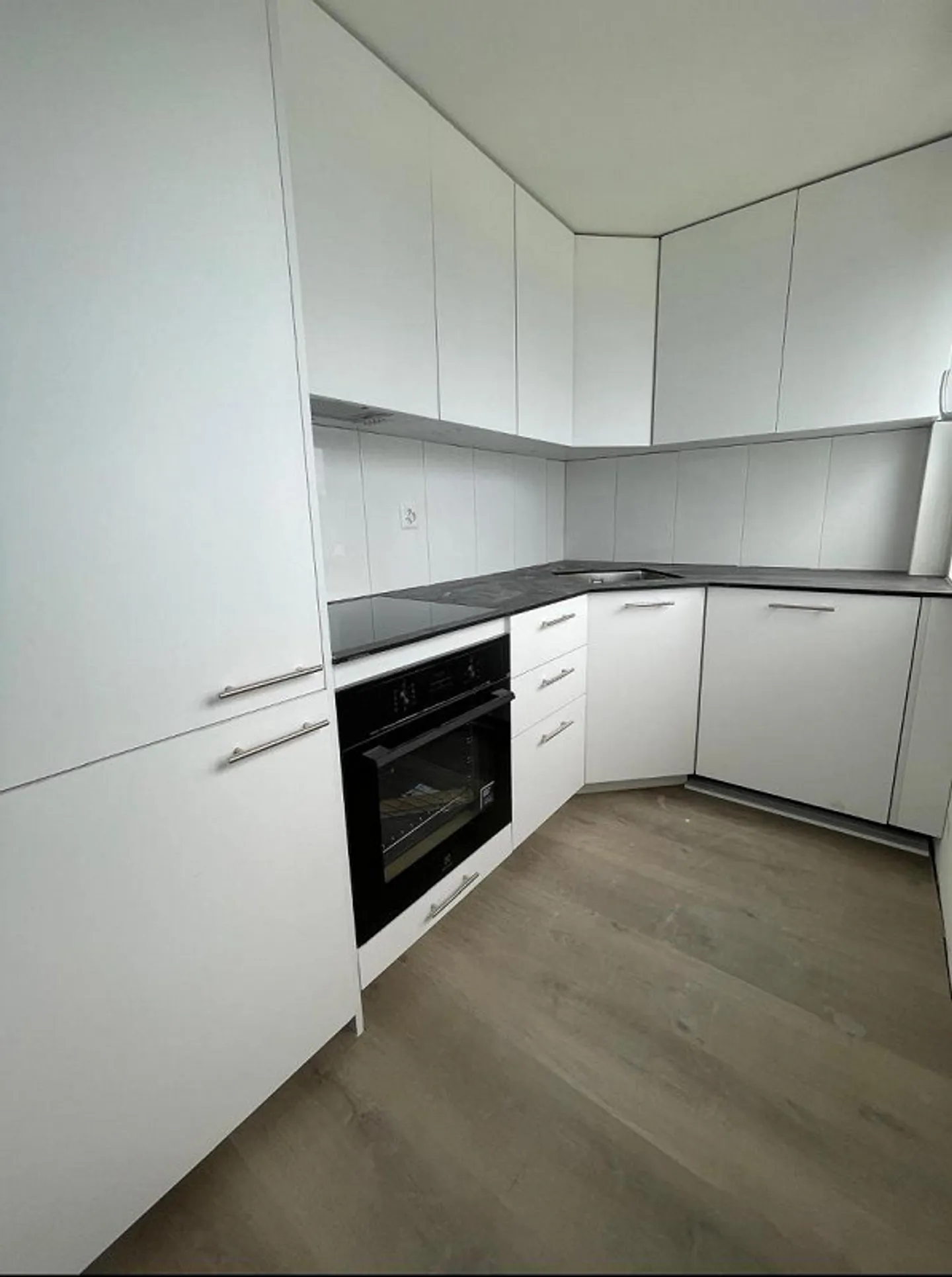 Bellissimo appartamento di 3 stanze con balcone in posizione centrale sul boulevard a Kreuzlingen in affitto - Foto 1 di 12