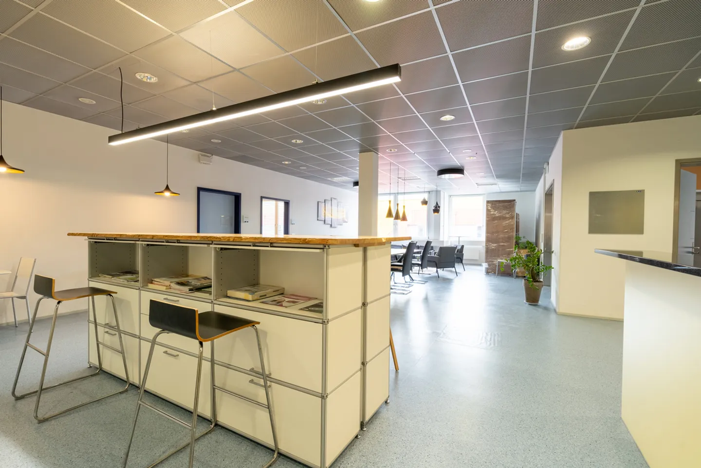 Helle Büroräume in Alpnach - Foto 1 von 9