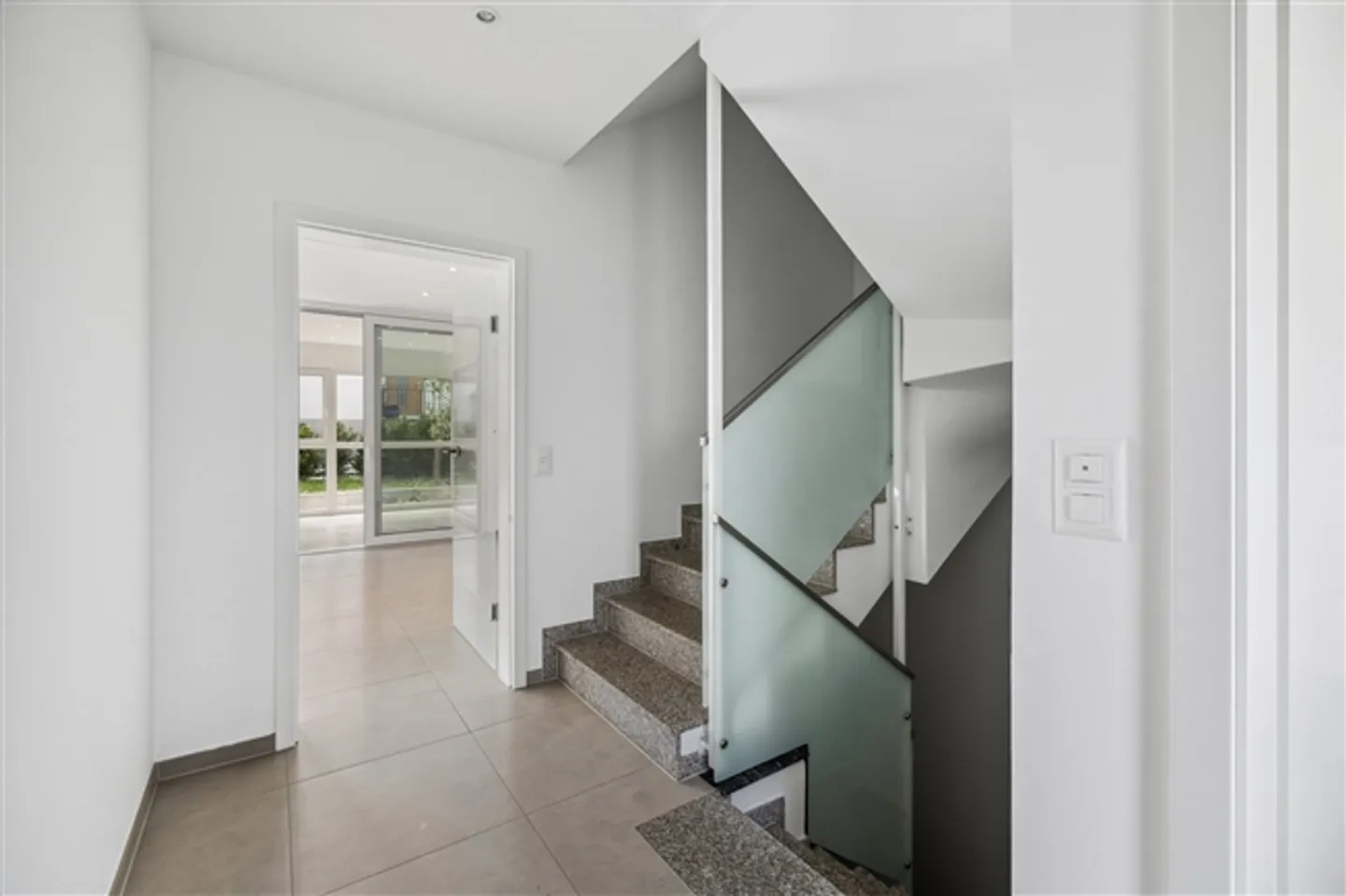 Attractive 5.5-room semi-detached house with versatile space offerings - Photo 8 of 13