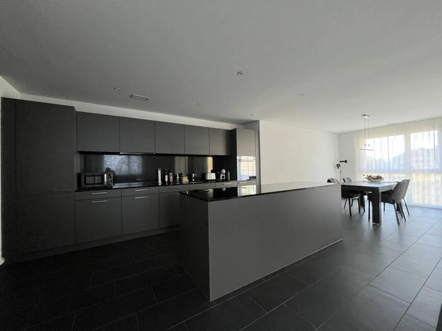 Dopo la prima occupazione - Moderno appartamento di 2,5 locali nel cuore di Uffikon - Foto 1 di 6