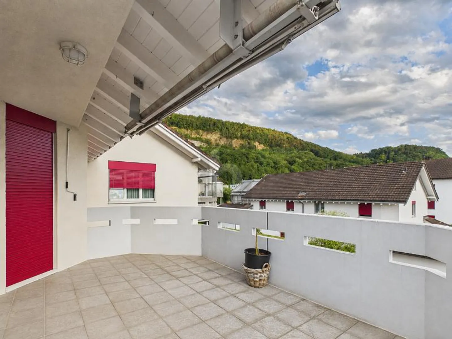 Spacious Apartment with Balcony - Photo 4 of 5