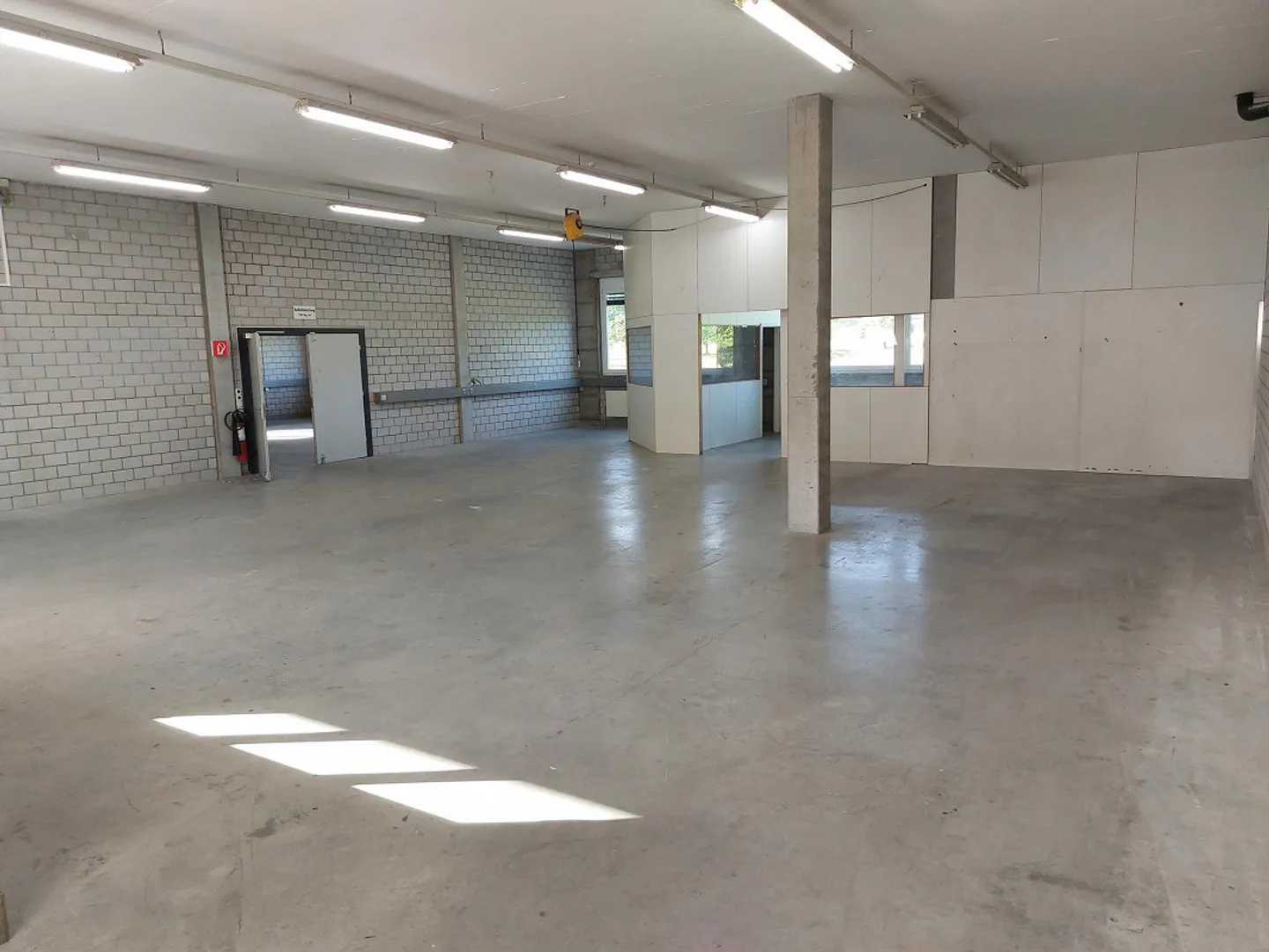 Propriété commerciale avec sous-division et 2 rampes de chargement - Photo 1 sur 7