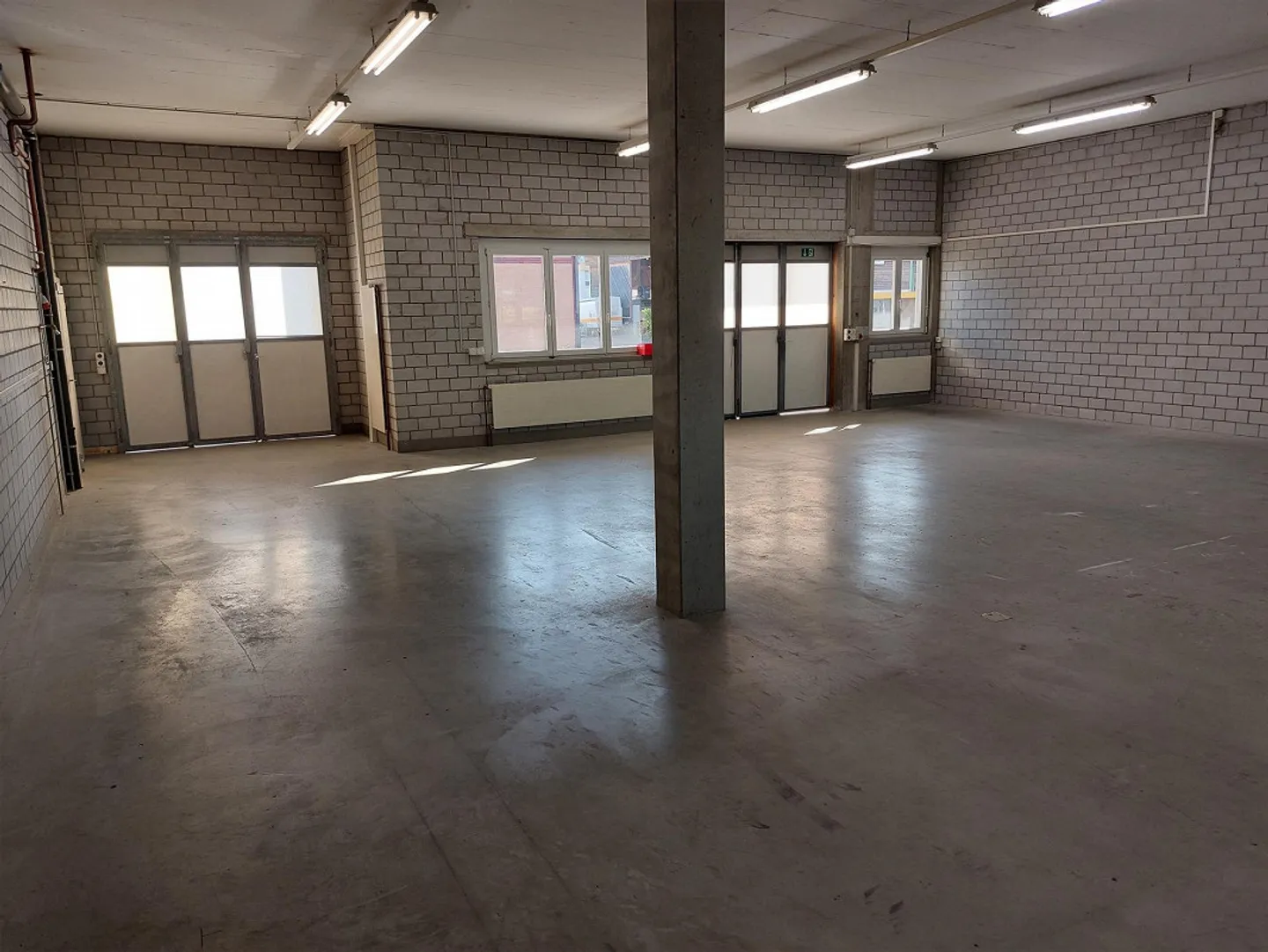 Propriété commerciale avec sous-division et 2 rampes de chargement - Photo 2 sur 7