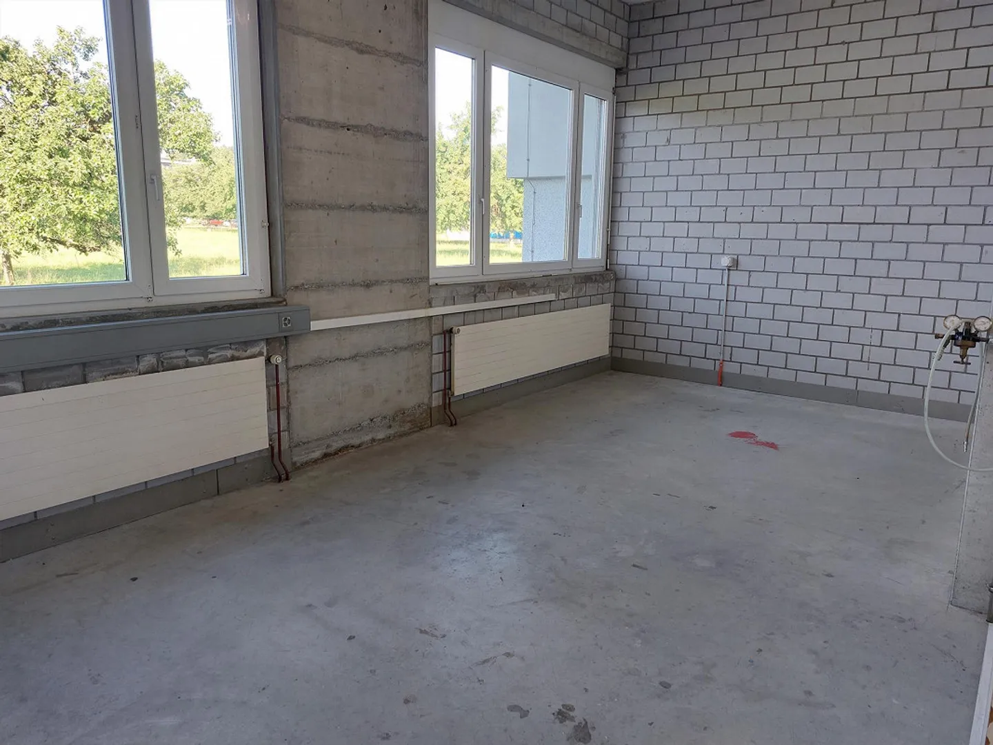 Propriété commerciale avec sous-division et 2 rampes de chargement - Photo 3 sur 7