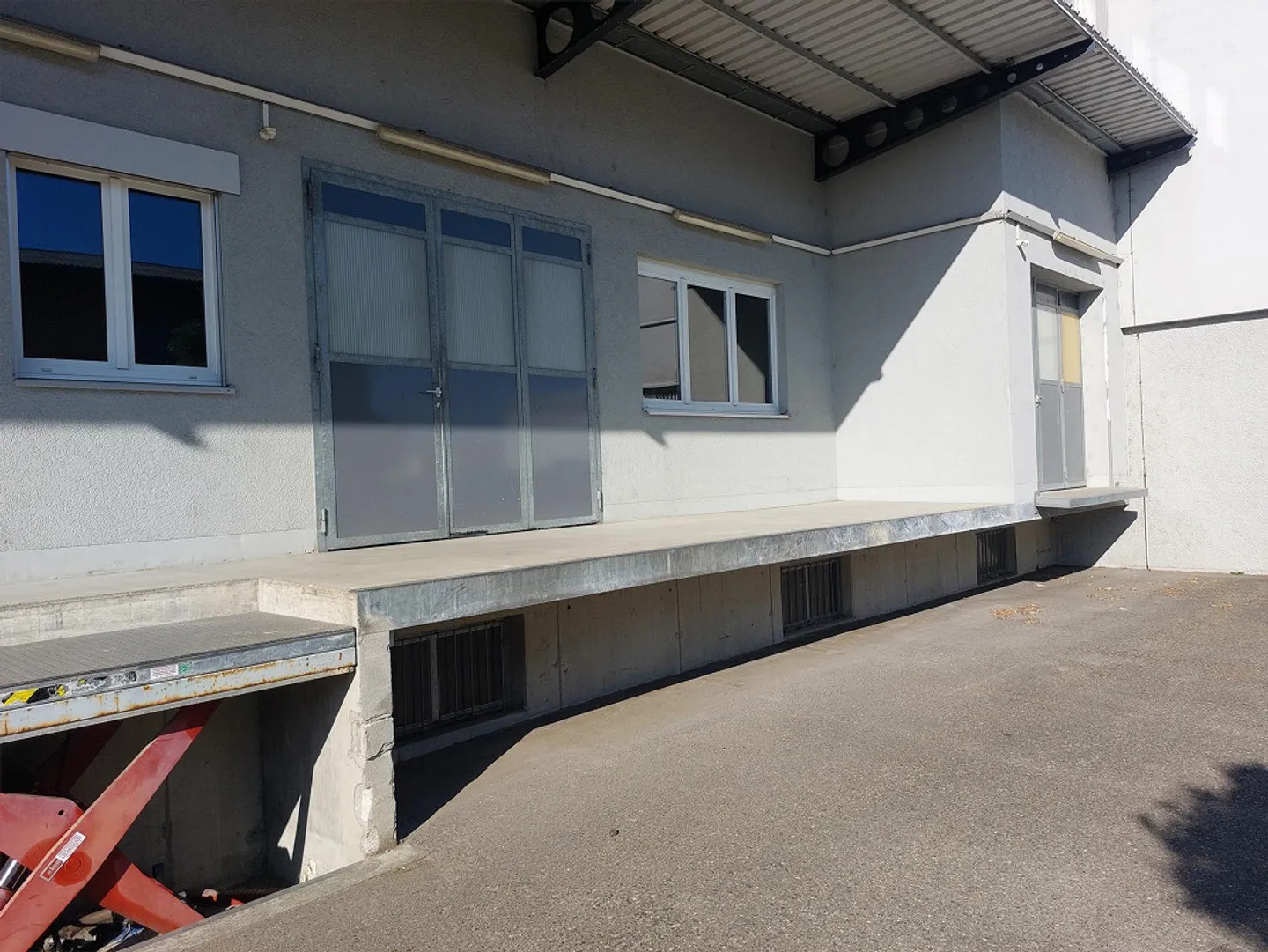 Propriété commerciale avec sous-division et 2 rampes de chargement - Photo 5 sur 7