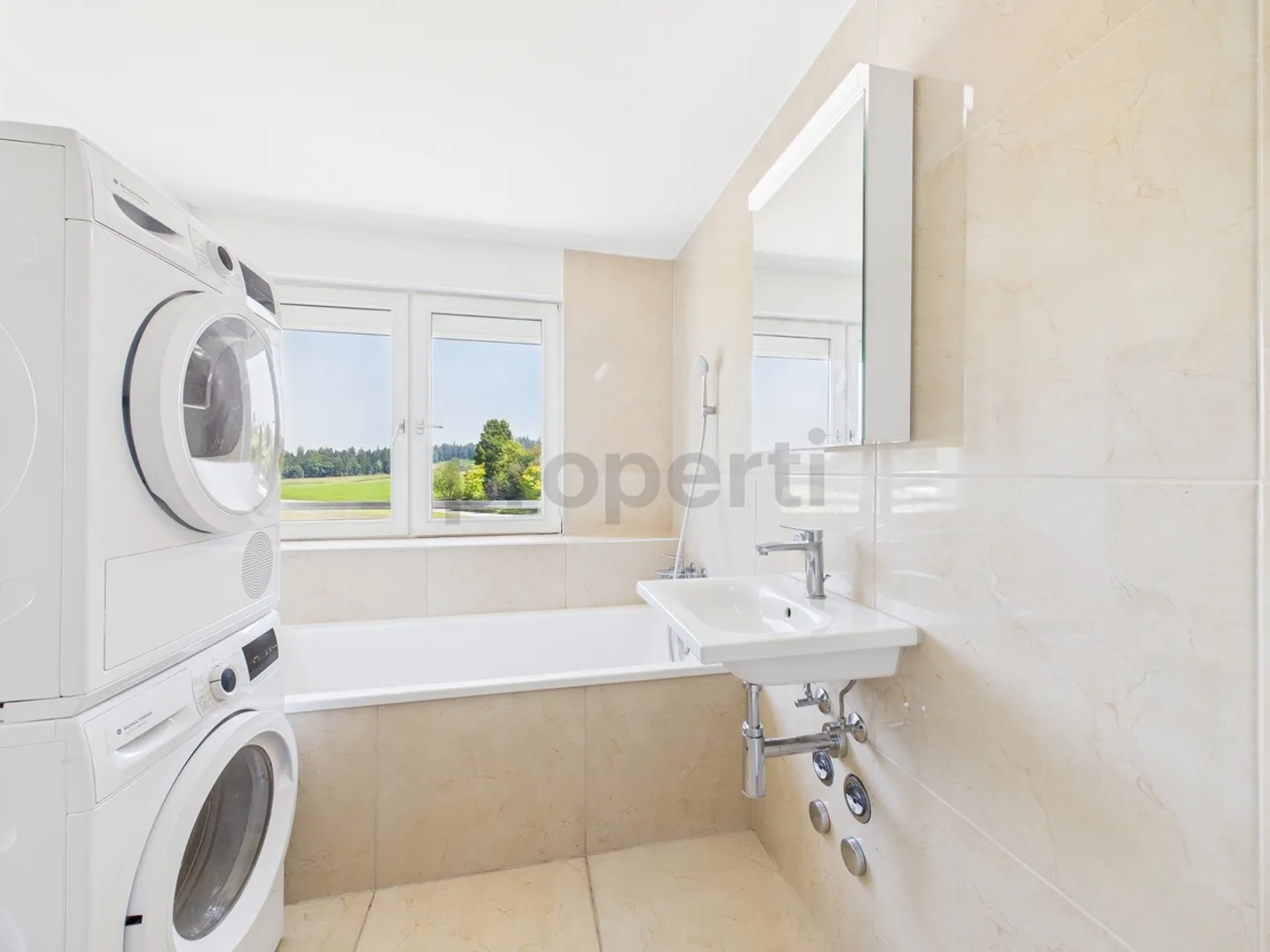 Spacious 2.5-room apartment with stunning rooftop terrace in Affoltern im Emmental - Photo 7 of 10