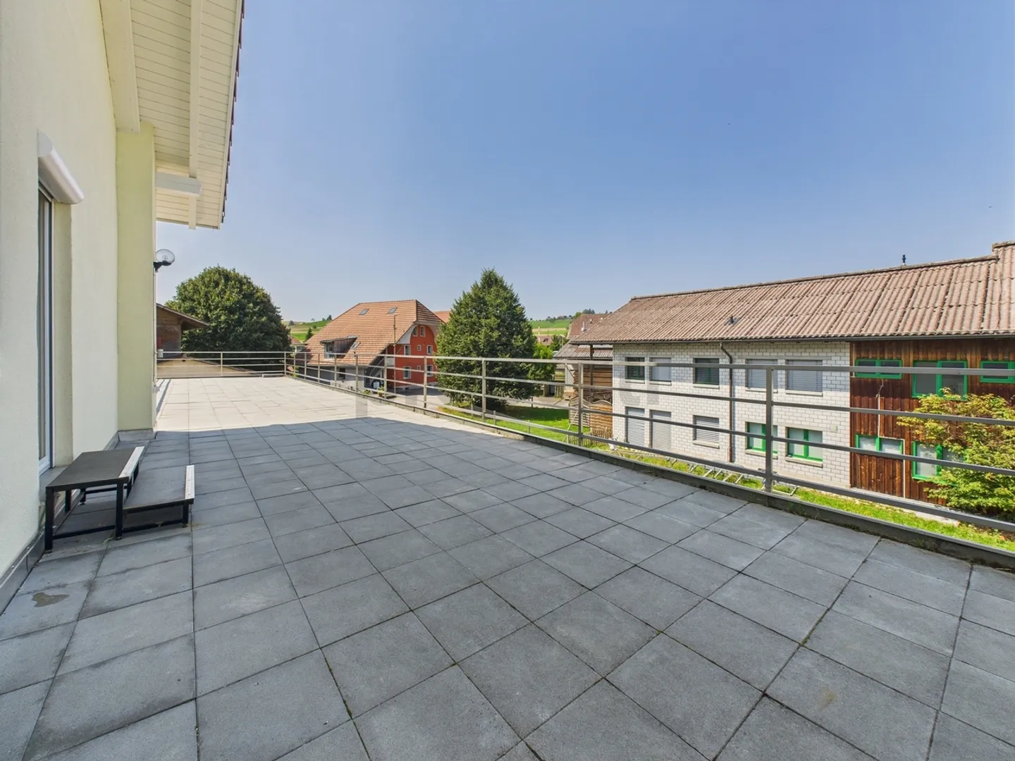 Spacious 2.5-room apartment with stunning rooftop terrace in Affoltern im Emmental - Photo 8 of 10