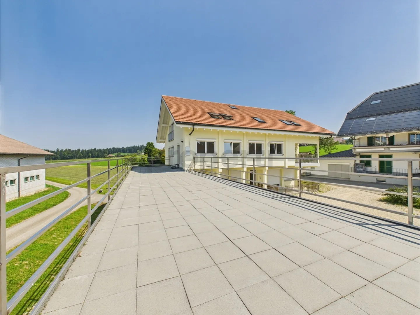 Spacious 2.5-room apartment with stunning rooftop terrace in Affoltern im Emmental - Photo 9 of 10