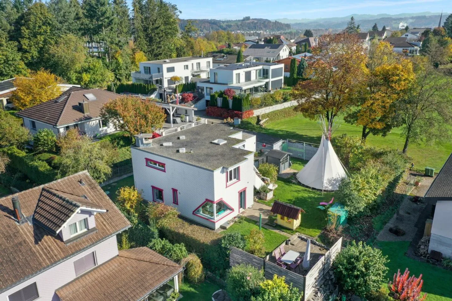 Casa unifamiliare indipendente di 5,5 locali con giardino idilliaco e tanto charme - Foto 1 di 12