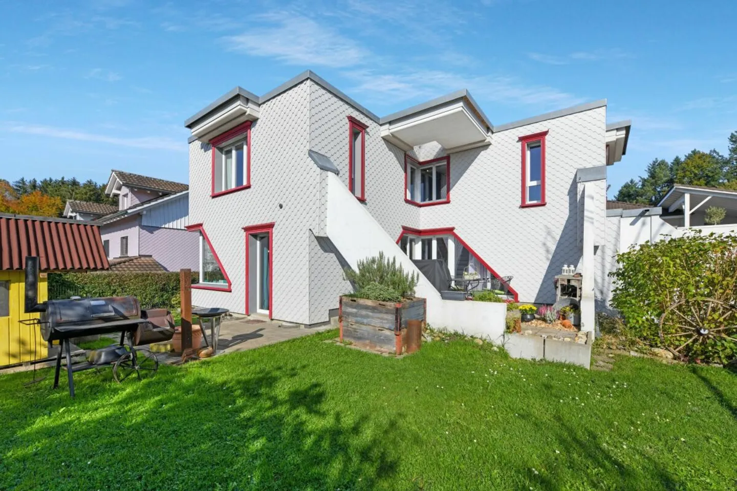 Casa unifamiliare indipendente di 5,5 locali con giardino idilliaco e tanto charme - Foto 2 di 12