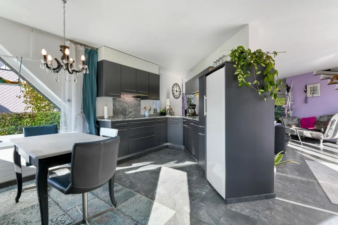 Casa unifamiliare indipendente di 5,5 locali con giardino idilliaco e tanto charme - Foto 6 di 12