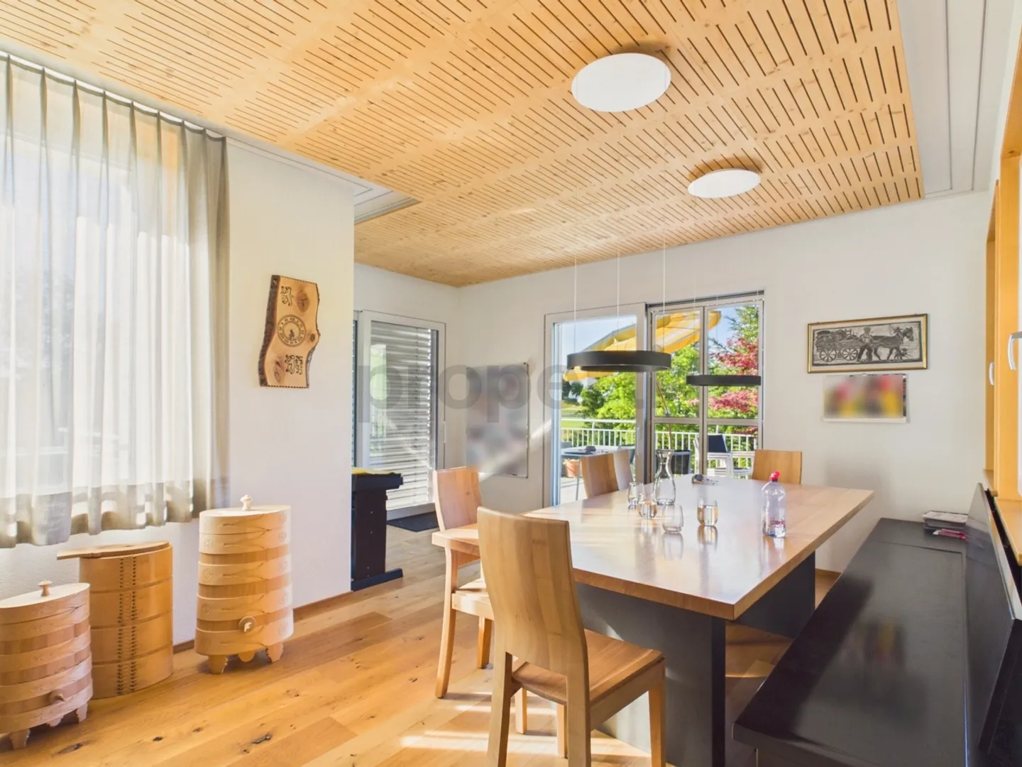 Balcon ensoleillé avec vue dégagée, rénové avec style et deux salles de bains modernes - Photo 4 sur 13